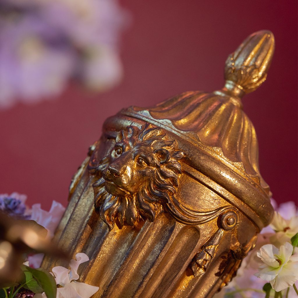 A golden urn and lid